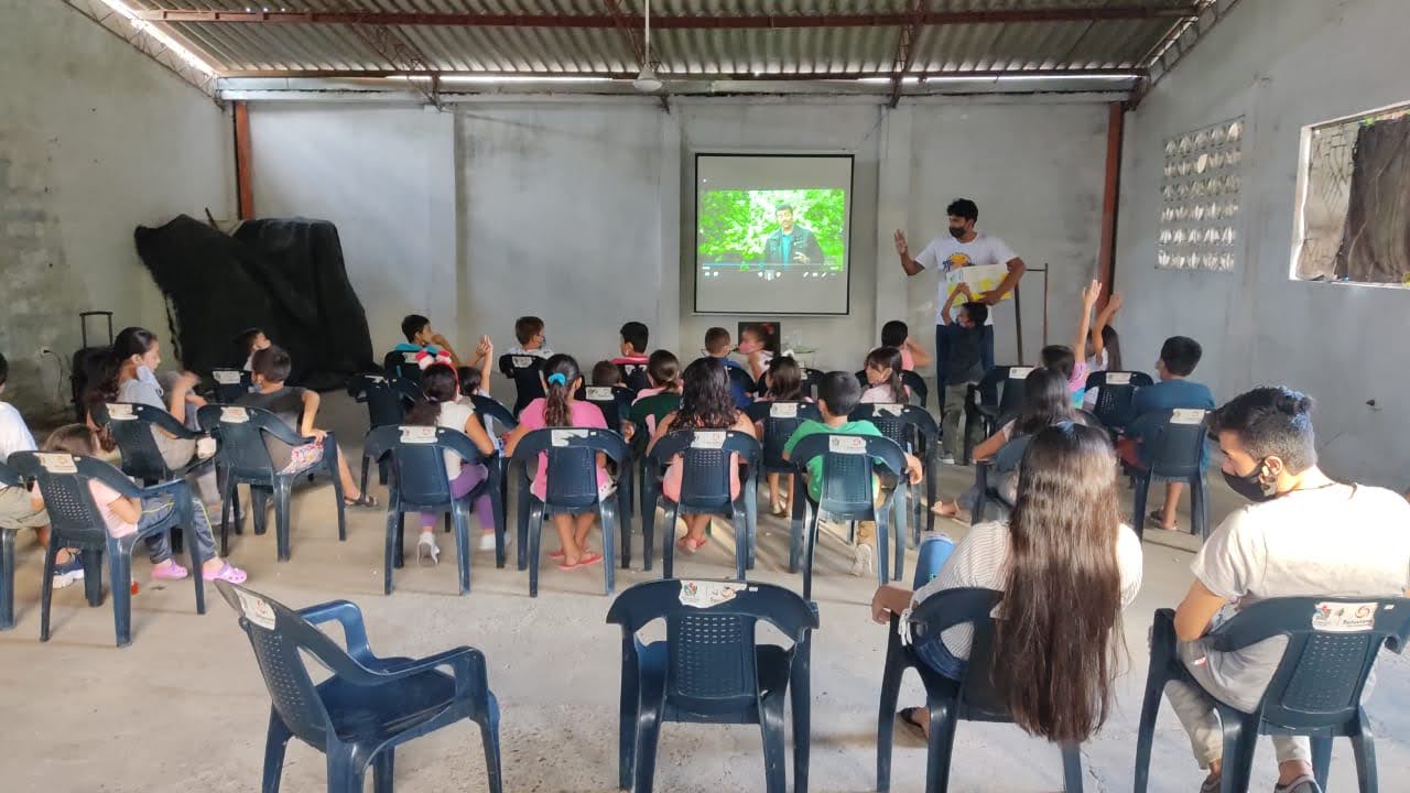 Niños viendo Cosmos en el salón comunal